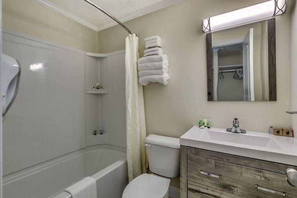 Sea Hawk Oceanfront Motel Миртъл Бийч Екстериор снимка